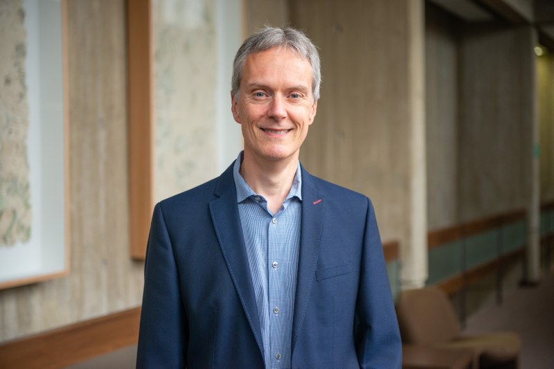 Portrait de chercheur FNRS : Laurent Houssiau, le physicien qui améliore les performances des implants dentaires